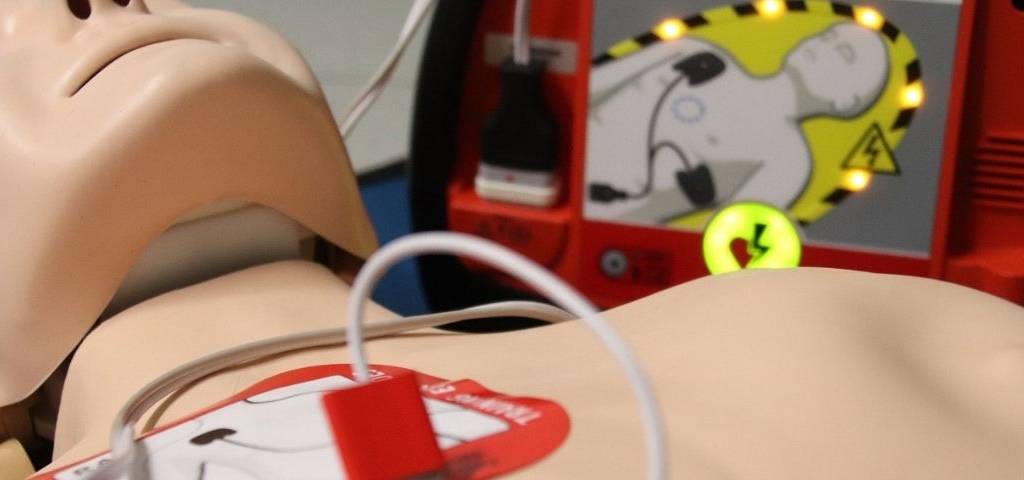 Mannequin avec un défibrilateur posé sur le torse