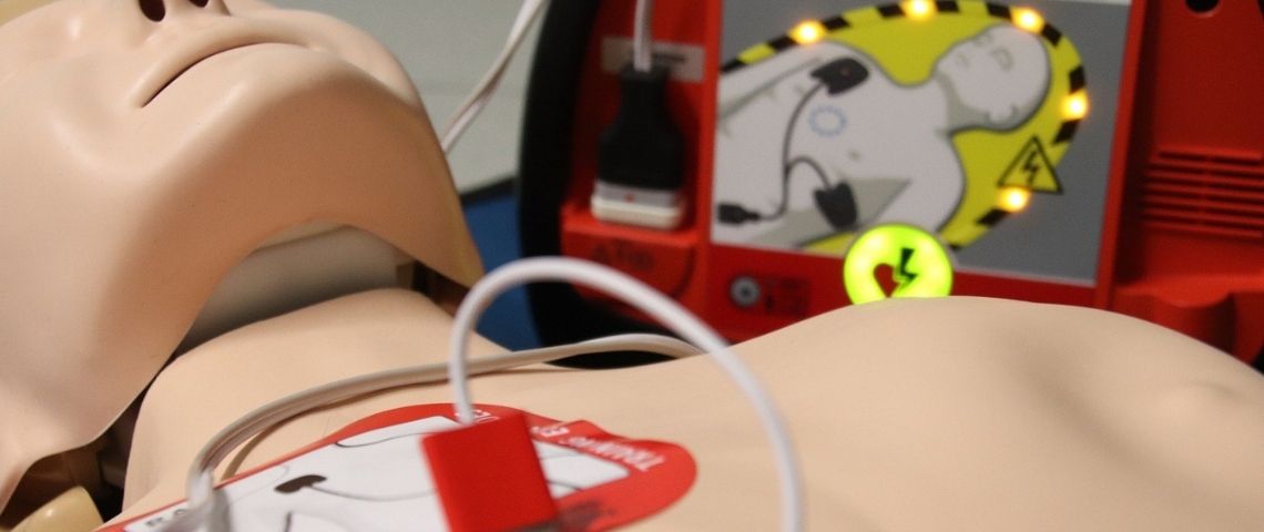 La startup Lifeaz s'associe à 11 centre commerciaux pour sensibliser aux gestes de premiers secours Mannequin avec un défibrilateur posé sur le torse