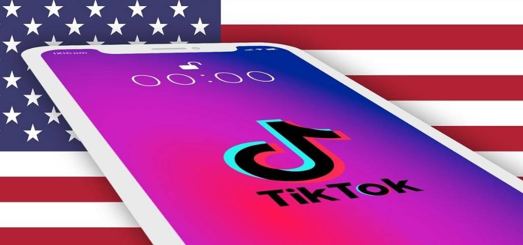 Application TikTok sur fond de drapeau américain