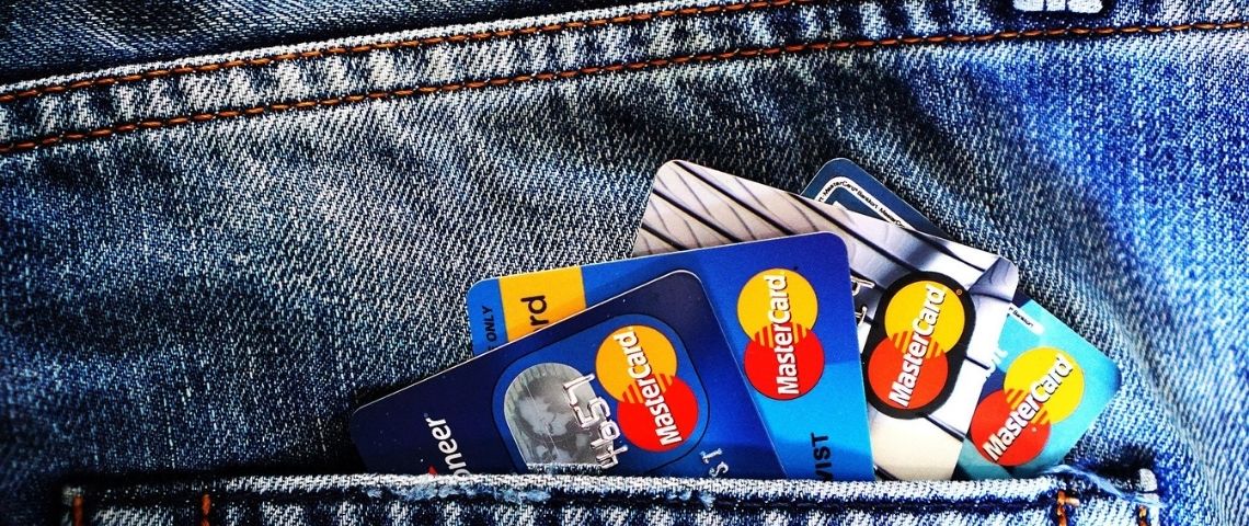 Swan, plateforme de Banking-as-a-Service annonce une levée de fonds de 5 millions d'euros Cartes bancaires sortant de la poche arrière d'un jean