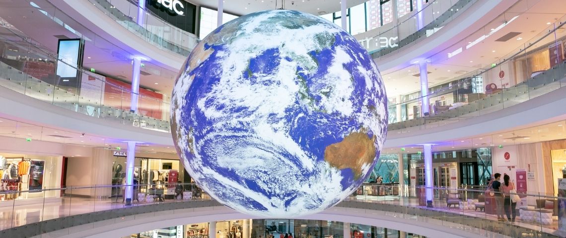 Tetro revient sur terre et met Beaugrenelle paris en orbite autour de Gaïa Planète de l'artiste Luke Jerram