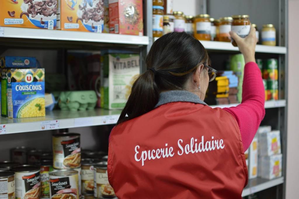 Personne travaillant dans une épicerie solidaire