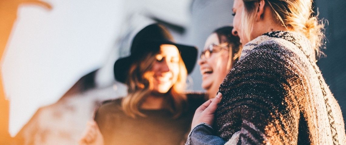 Yubo, la plateforme sociale de la génération Z annonce son expansion à l’international Jeunes femmes en train de rire
