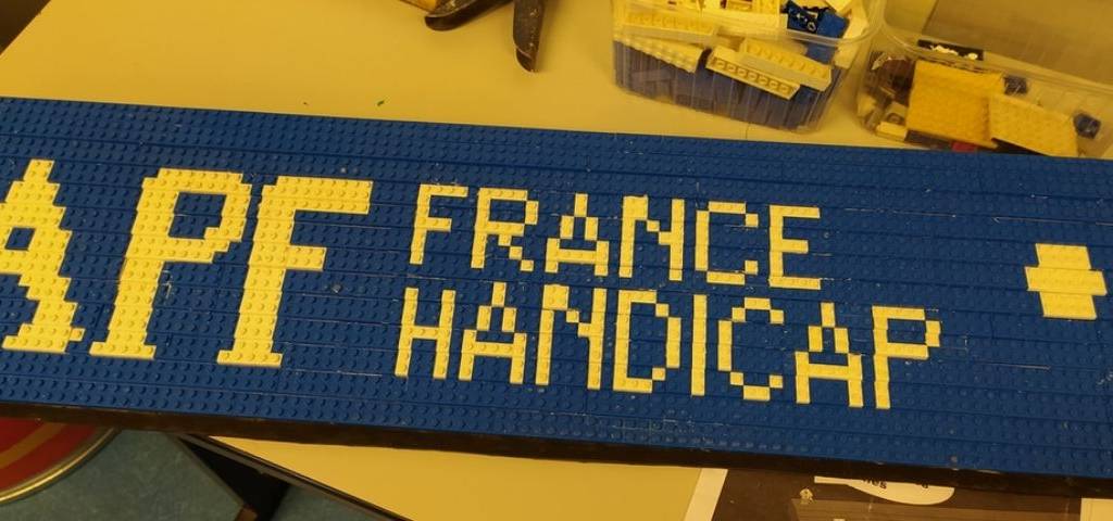 Rampe d'accès en Lego personnilsée au nom d'APF France Handicap