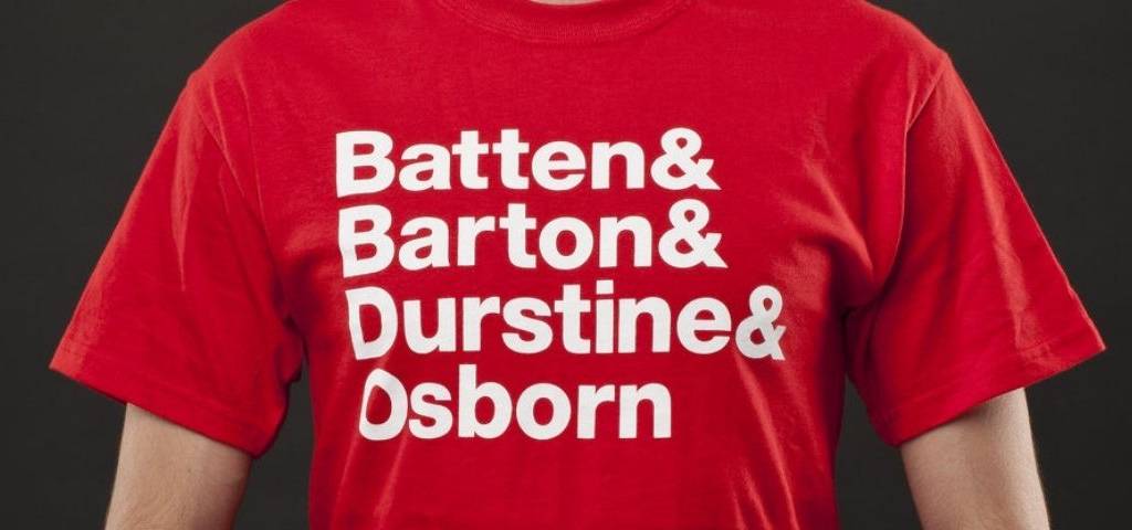 T-shirt rouge avec l'origine du sigle BBDO : Batten, Barton, Ourstine, Osborn