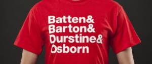 T-shirt rouge avec l'origine du sigle BBDO : Batten, Barton, Ourstine, Osborn