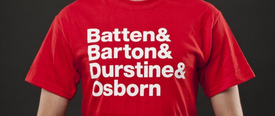 BBDO annonce un projet de cessation totale de l’activité de son agence de Boulogne-Billancourt T-shirt rouge avec l'origine du sigle BBDO : Batten, Barton, Ourstine, Osborn