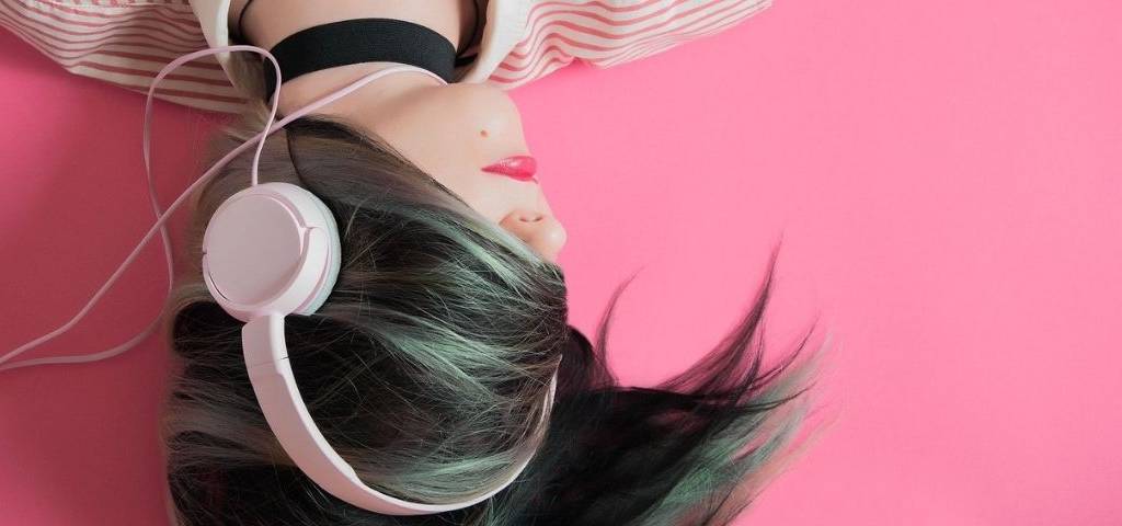 Jeune femme allongée avec un casque sur les oreilles