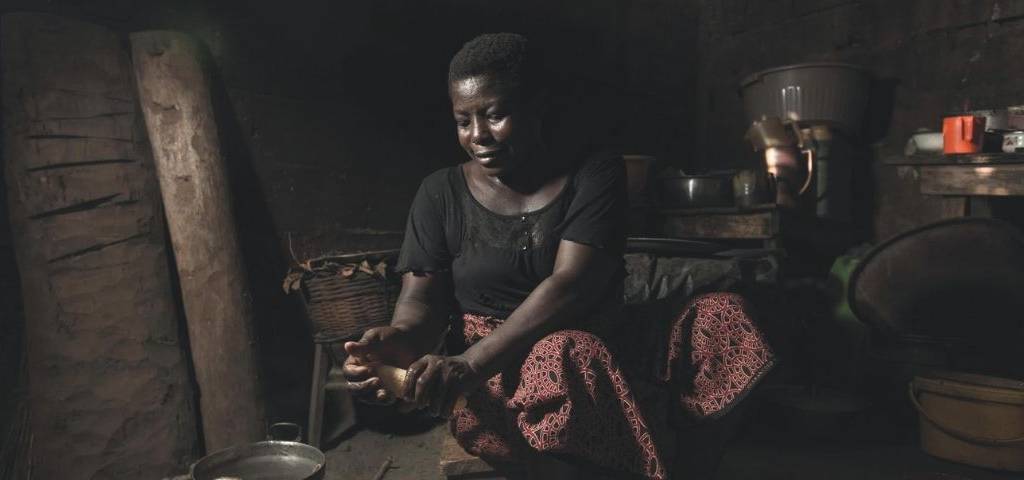 Femme nettoyant une plante de cacaotier