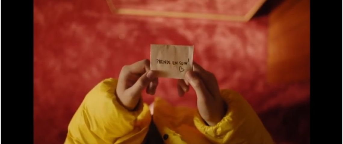 Rosaprk signe la dernière campagne de communication d'Aigle : Pour tous le temps et pour longtemps Jeune fille tenant dans ses mains un petit mot - prends en soin -