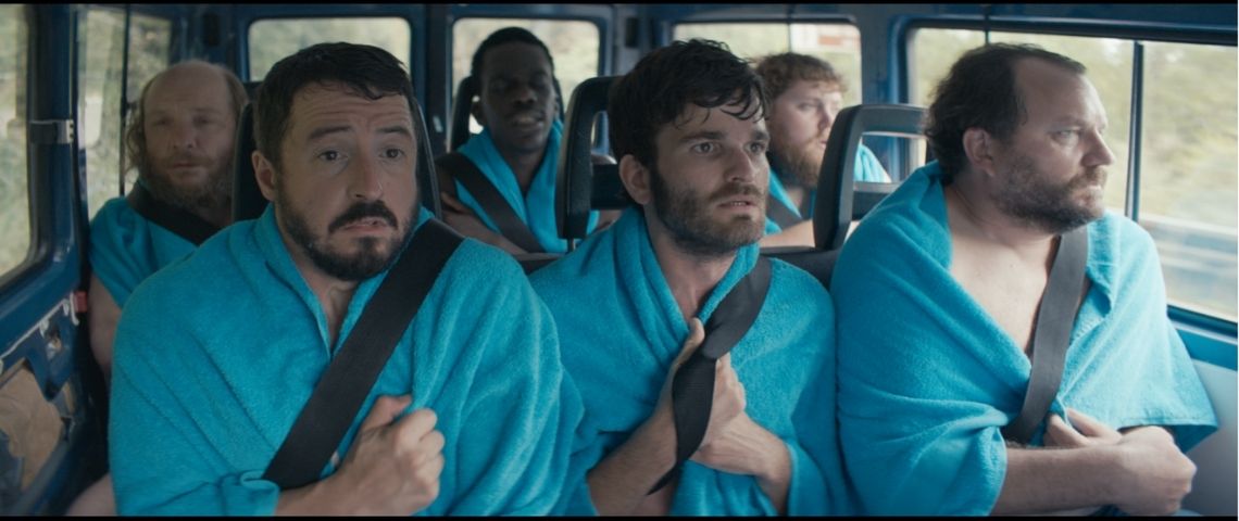 Pour mettre un coup de projecteur sur l'info de proximité, 57 acteurs de la PQR (Presse Quotidienne Régionale) se sont associés dans un clip promotionnel volontairement déjanté. Equipe de foot dans un minibus