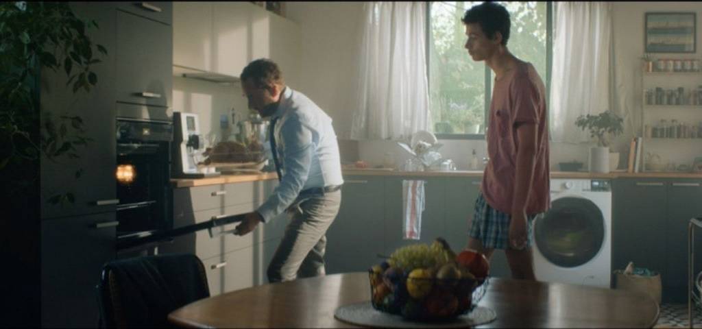 Darty le fait pour vous ! Une campagne de communication signée par l'agence Publicis Conseil Jeune homme regardant son père mettre un plat dans le four