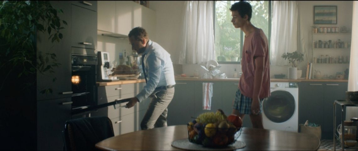 Darty le fait pour vous ! Une campagne de communication signée par l'agence Publicis Conseil Jeune homme regardant son père mettre un plat dans le four