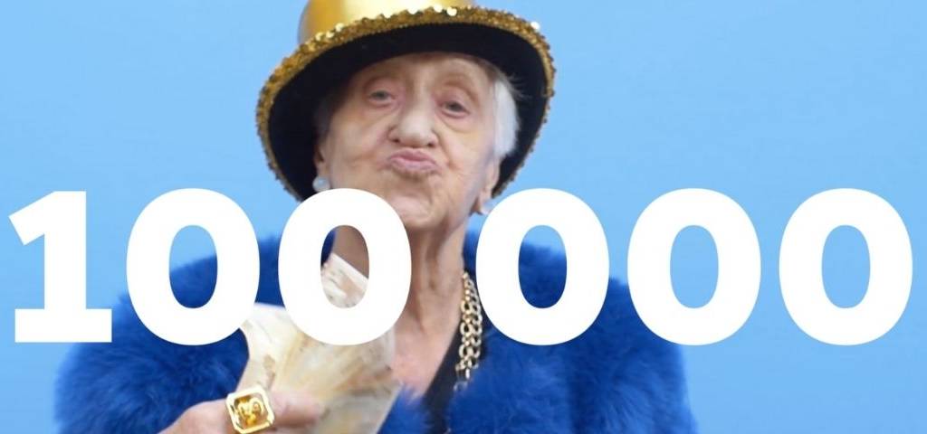 Grand-mère distribuant des billets