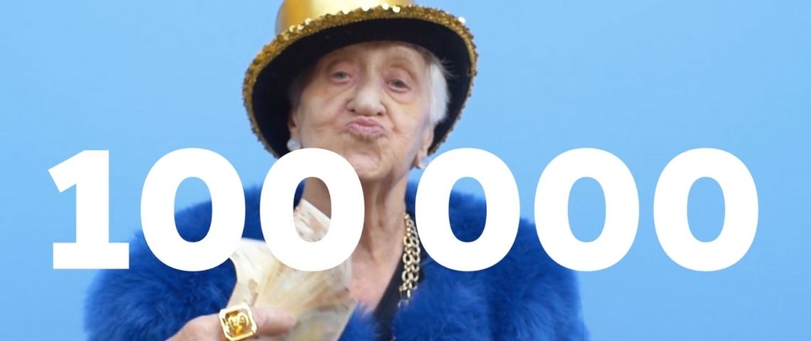 Grand-mère distribuant des billets
