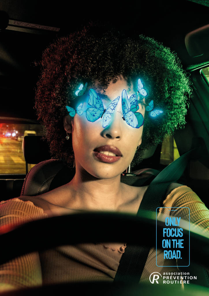 Jeune femme avec un filtre papillon sur les yeux