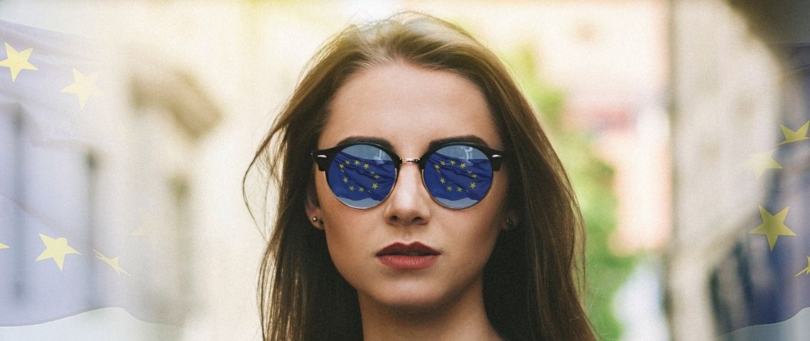 Europorters invite les futurs électeurs européens à se transformer en journalistes et interroger la place de l’UE dans leur vie Jeune fille portant des lunettes de soleil dans lesquelles se reflète le drapeau européen