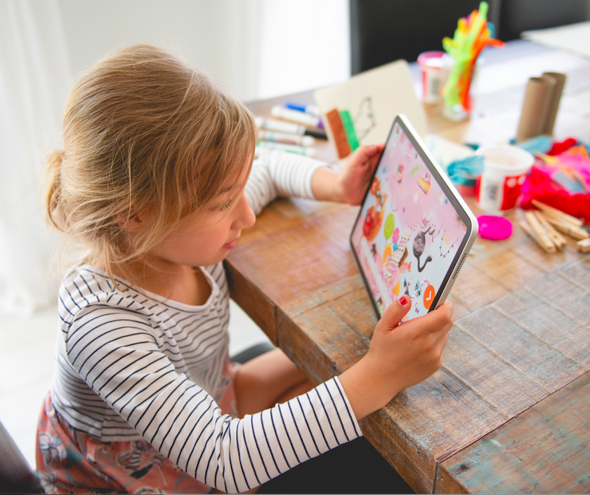 Petites fille devant une tablette tactile