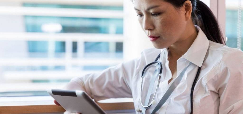 Femme médecin devant une tablette