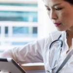 Femme médecin devant une tablette