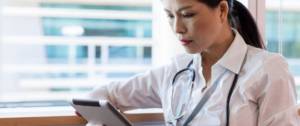 Femme médecin devant une tablette