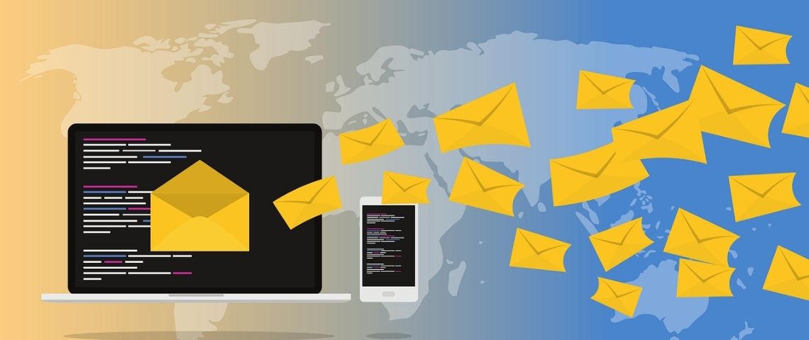 La Poste dévoile une étude mesurant l’impact environnemental des communications papier et numérique Lettres sortant d'un ordinateur