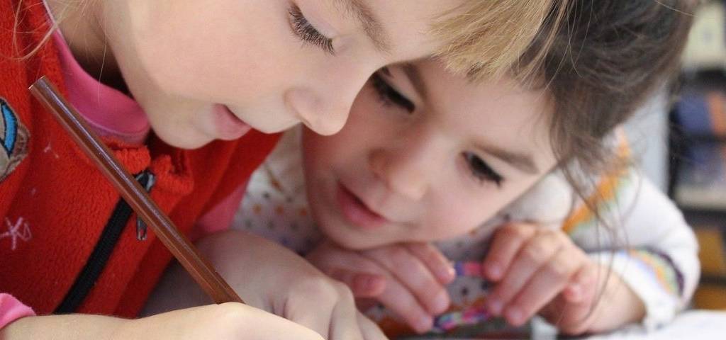 enfants en train d'écrire