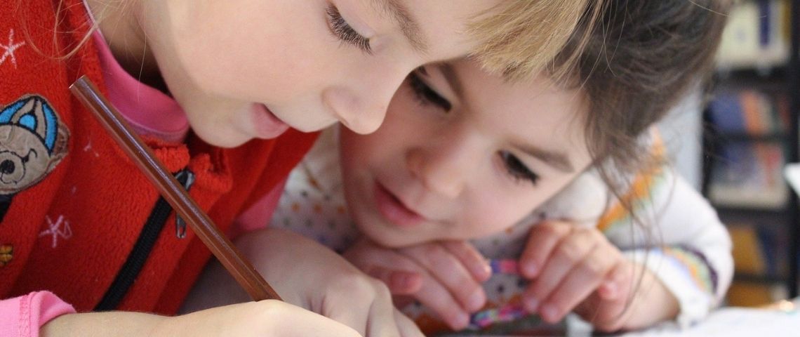 enfants en train d'écrire