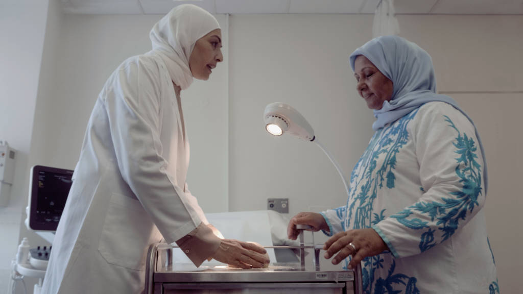 Um Ali, la boulangère célèbre au liban en formation avec un médecin