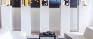 Bijoux avec le terminal de paiement Lunu posé devant