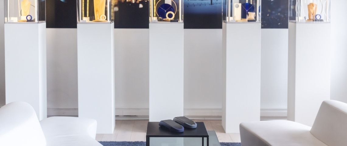 Alors que la communauté des utilisateurs de cryptomonnaies ne cesse de croitre, Courbet en partenariat avec Lunu sera la première marque de joaillerie en Europe à accepter les paiements en cryptomonnaies Bijoux avec le terminal de paiement Lunu posé devant