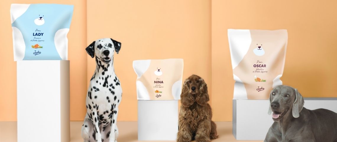 La startup française Japhy, spécialisée dans la livraison à domicile d’une alimentation pour chiens 100% naturelle lève 7 millions d'euros Chien avec des sacs de croquettes à leur nom