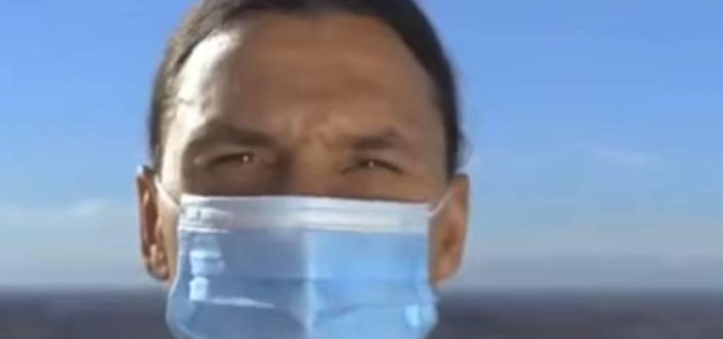 Zlatan Ibrahimovic portant un masque