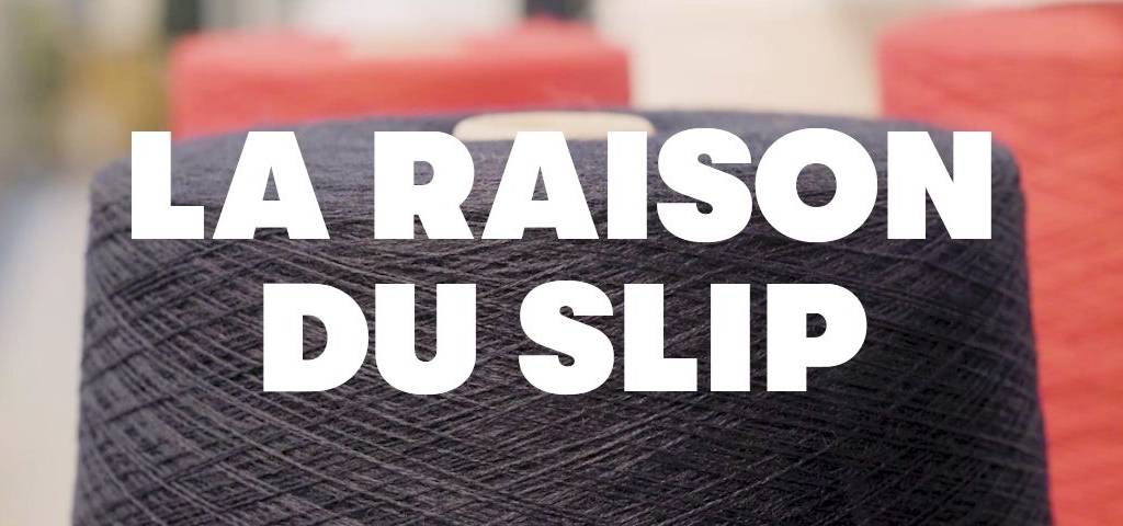Accroche  - la raison du slip -  avec une bobine de fil en arrière plan