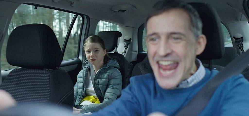 Spotify acompagné de l'agence Marcel lance sa 1ère campagne TV pour promouvoir l'offre Spotify Premium Family Papa chantant en voiture sous le regard dépité de sa fille