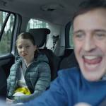 Papa chantant en voiture sous le regard dépité de sa fille