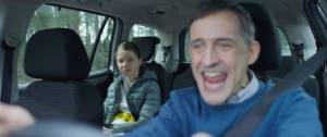 Papa chantant en voiture sous le regard dépité de sa fille
