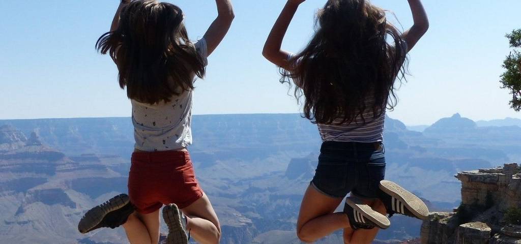 Jeunes filles sautant en l'air