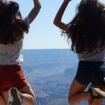 Jeunes filles sautant en l'air