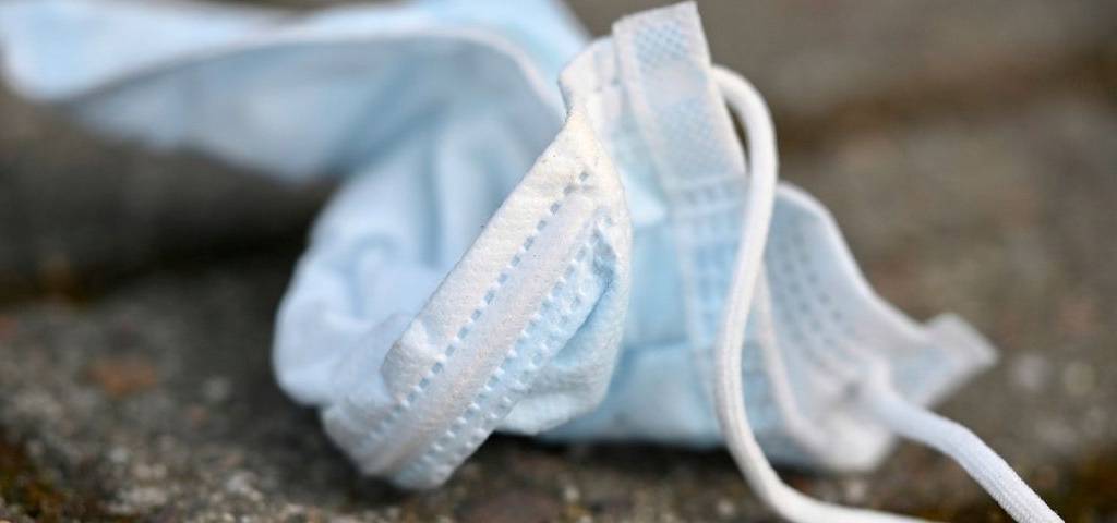 Masque sur un trottoir