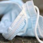 Masque sur un trottoir