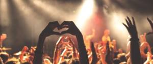 Foule dans un festival faisant un coeur avec leurs mains