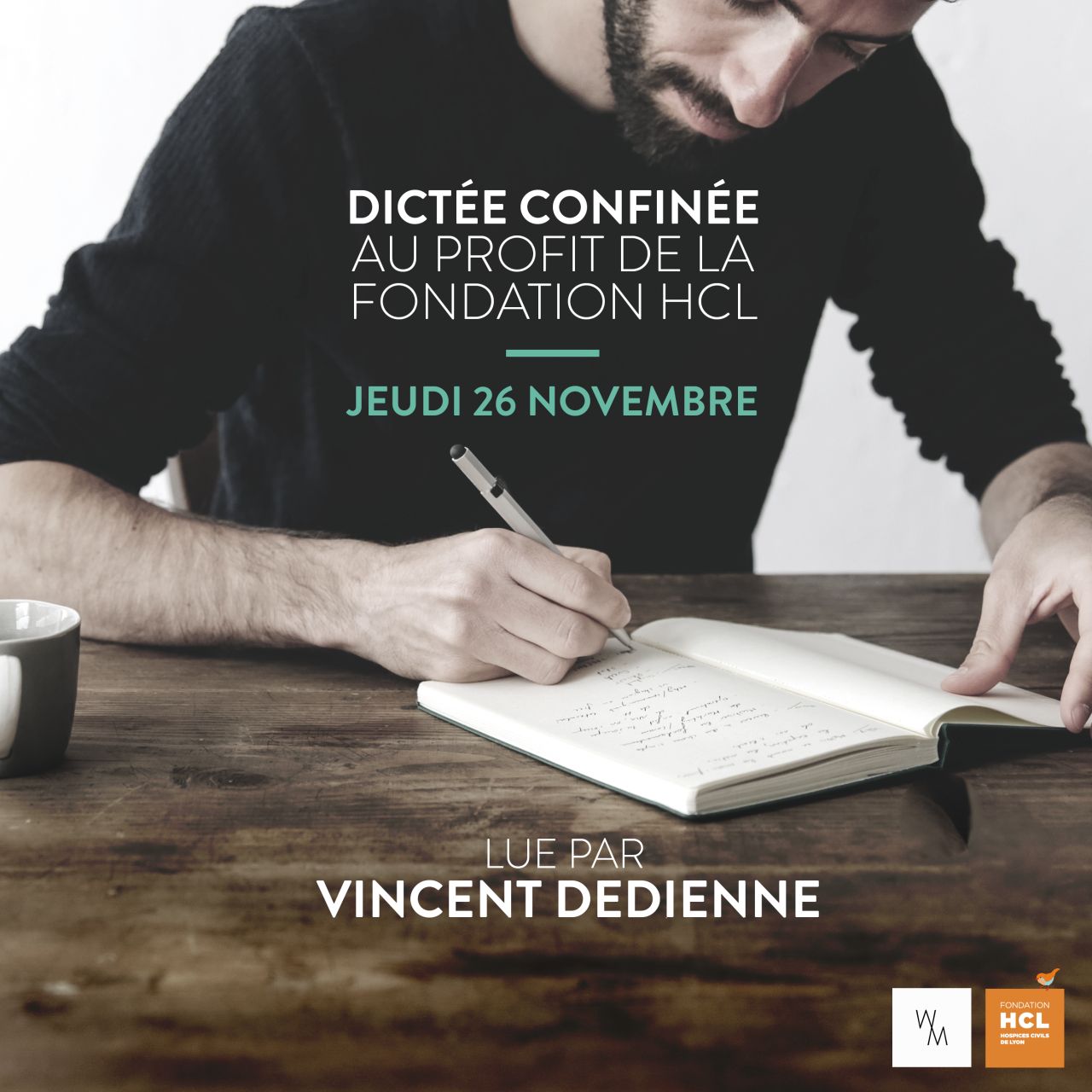 Homme faisant une dictée
