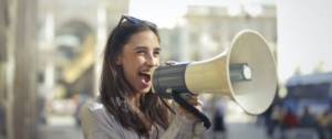Jeune femme tenant un mégaphone