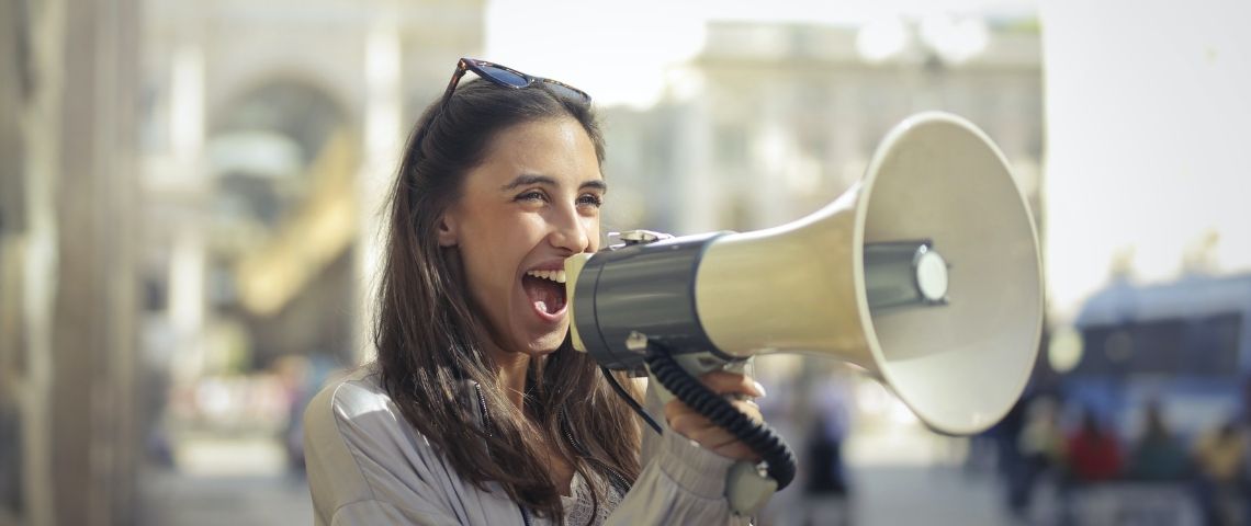 DRP, Digital Relations Presse, propose une plateforme web pour digitalier les campagnes de relations presse Jeune femme tenant un mégaphone