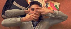 Jeune homme mettant une main sur ses yeux, ses oreilles et sa bouche