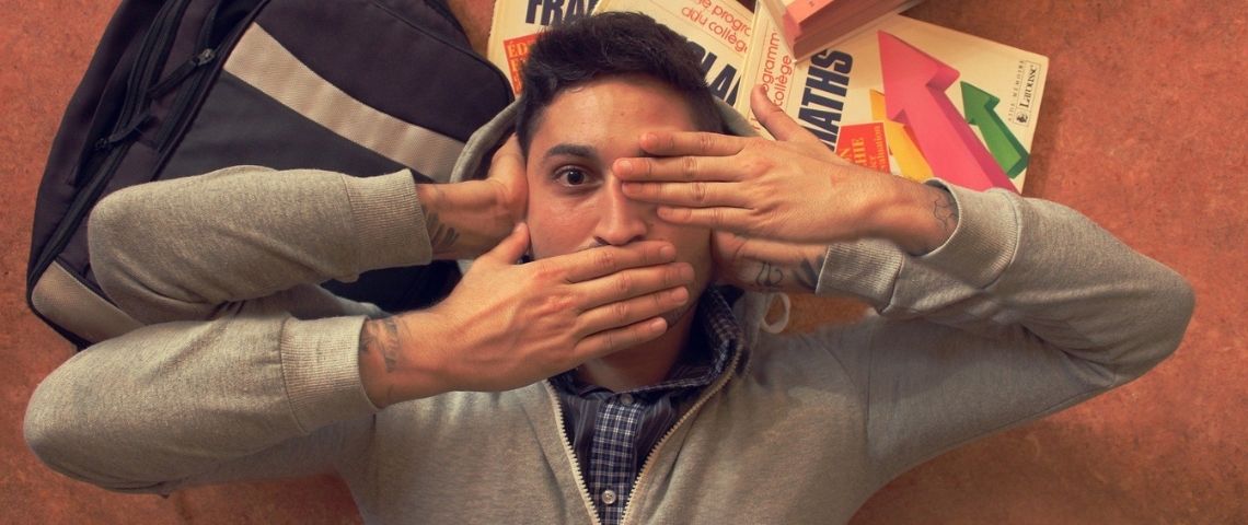 Dans le cadre de la journée Non au harcèlement, TikTok aux côté du Ministère de l’Education National, de la jeunesse et des sports s'engage dans la lutte contre le harcèlement Jeune homme mettant une main sur ses yeux, ses oreilles et sa bouche