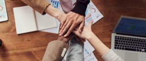 Mains illustrant la solidarité