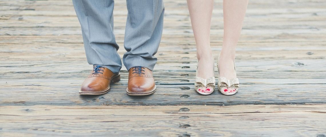 Badoo lance une campagne pour sensibiliser à l’impact des micro-agressions et inciter ses utilisateurs à dépasser les préjugés Cuple dont on ne voit que les chaussures