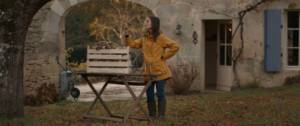 Jeune fille regardant un champignon
